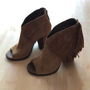 🌟Gianni Bini Fringe Shooties🌟